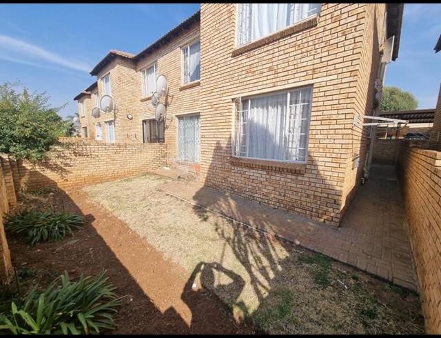 2 BEDROOM APARTMENT FOR SALE IN HEUWELSIG ESTATE